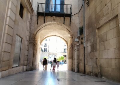 Arco de acceso a la plaza del Ayuntamiento