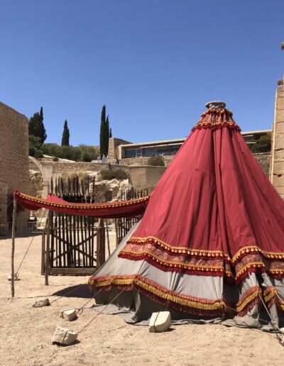 Set de rodaje de El Cautivo en el Castillo de Santa Bárbara. Patio de Armas